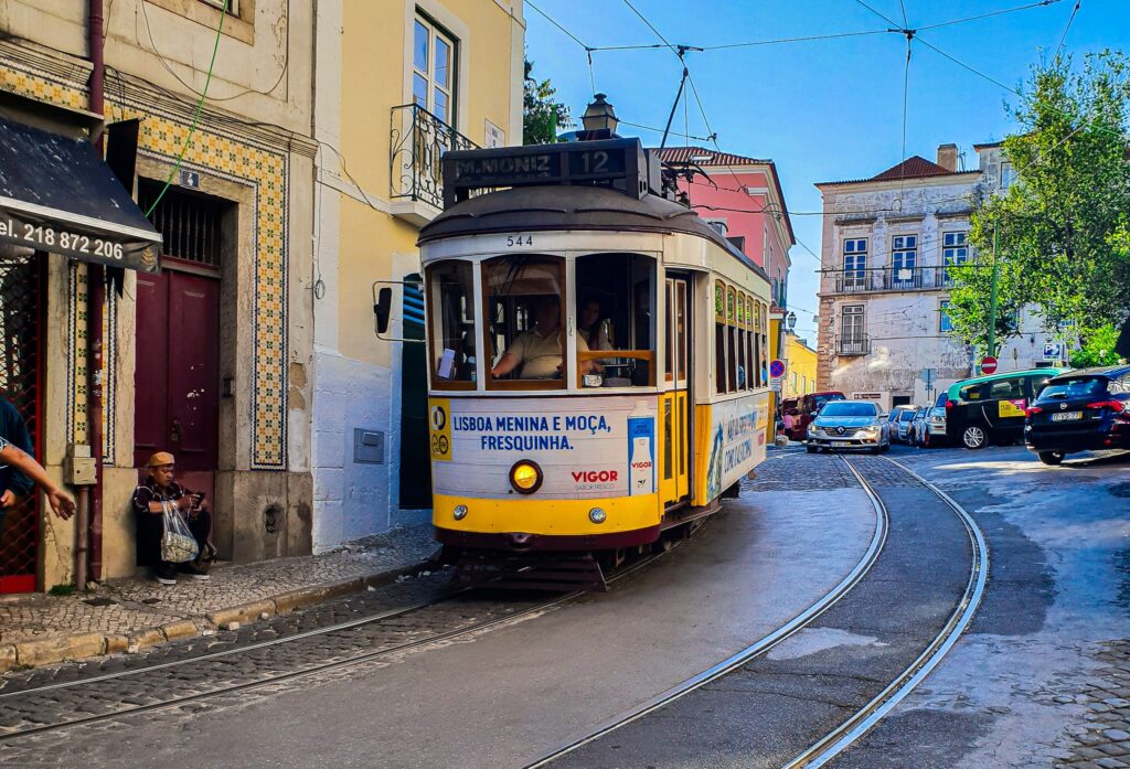 Die bekannte Straßenbahn in Lissabon