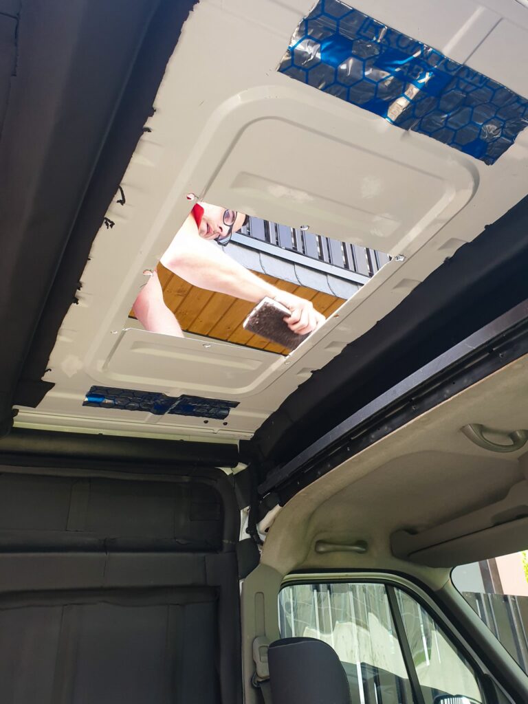 Dachfenster im Kastenwagen einbauen